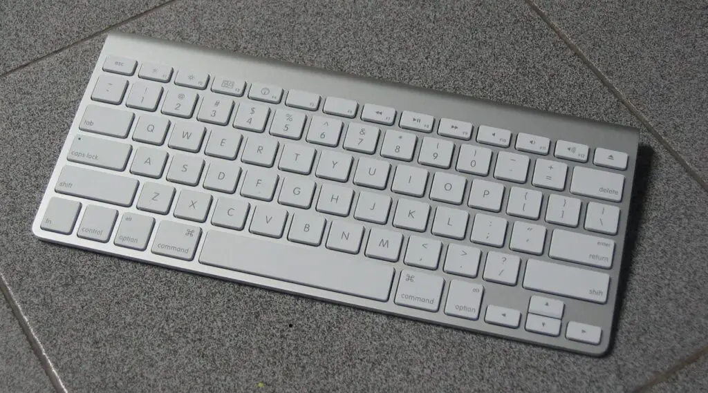 File:Apple-wireless-keyboard-aluminum-2007.jpg - a white keyboard sitting on a tiled floor