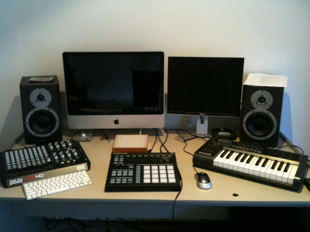File:Drvinay's studio desktop - The backbone of it all....jpg - a desk with a keyboard, monitor, and