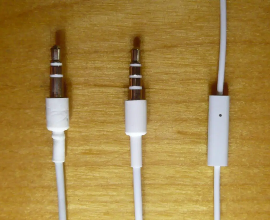 File:IPod and iPhone audio plugs.JPG - Image of Music Production, audio production