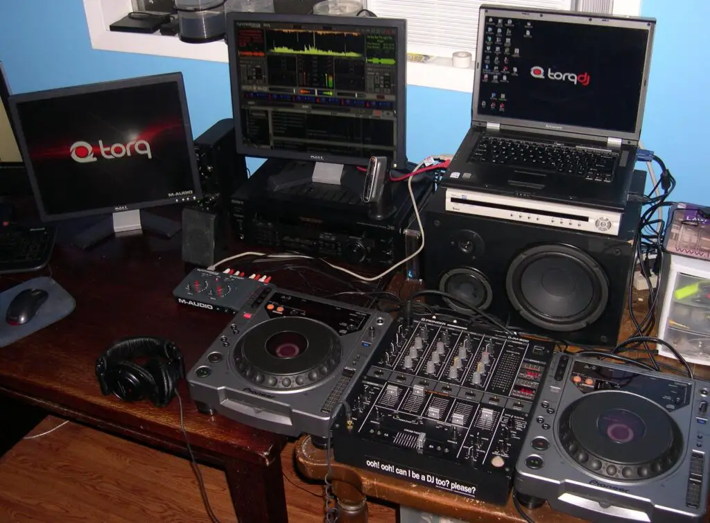 File:M-Audio DJ Blax.jpg - a table with a laptop, speakers, and a laptop