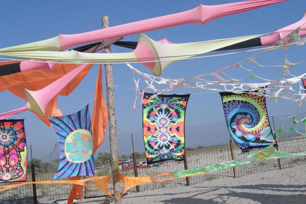File:Psychedelic trance culture of Kazantip (2006-08-007) (324324207).jpg - Image of Music Productio