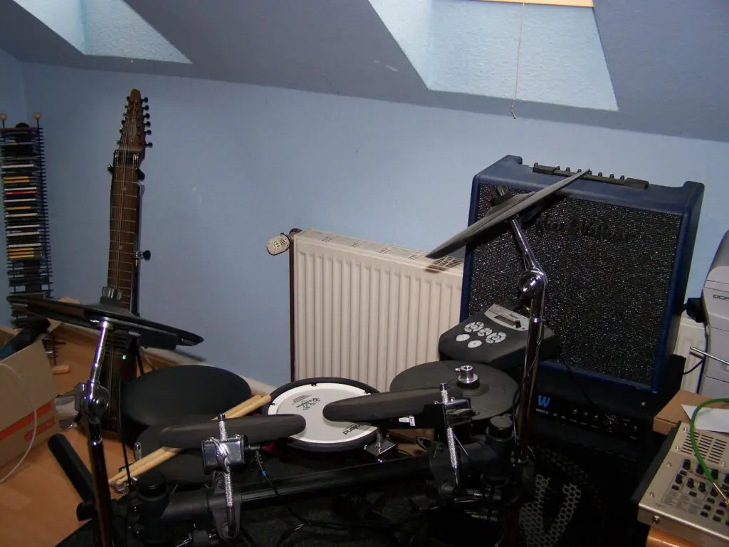 Ma il's home recording studio - Part 1 - V-Drum, Chapman Stick, Warwick bass amp - a room with a gui