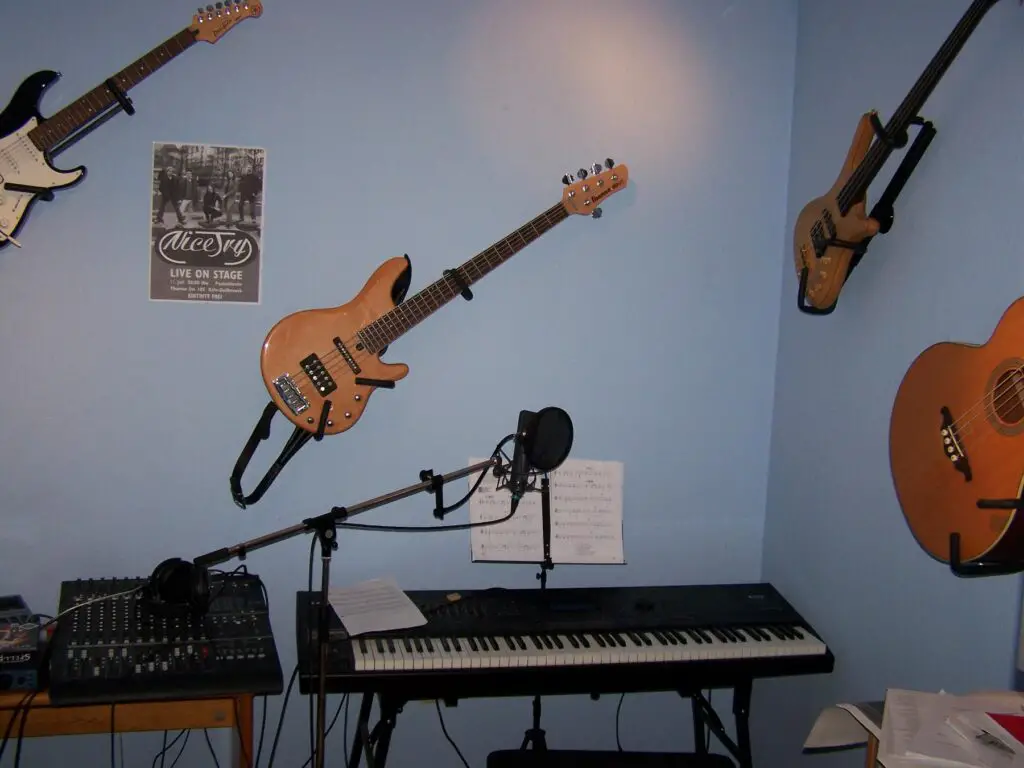 Ma il's home recording studio - Part 2 - Kurzweil K2500X, Multitrac recorder, microphone with popgua