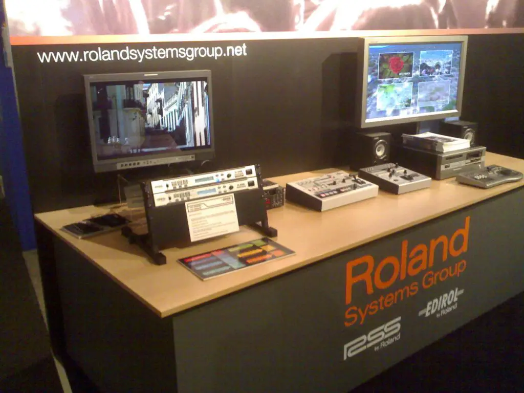 File:Edirol booth on IBC 2007.jpg - Image of Digital audio workstations, An image of a person using