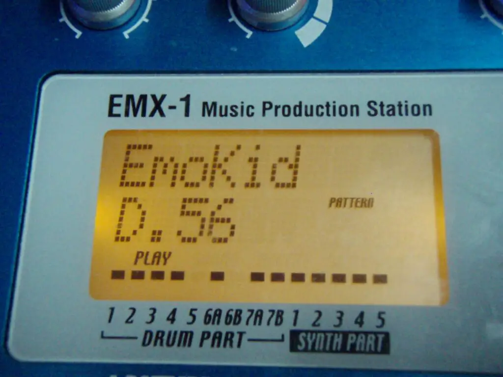 File:Korg Electribe MX - EMX-1 Music Production Station LCD.jpg - a close up of a blue and white ele