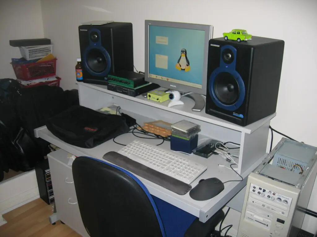 Tawalker's home studio gear (2007) - a computer desk with a keyboard and speakers